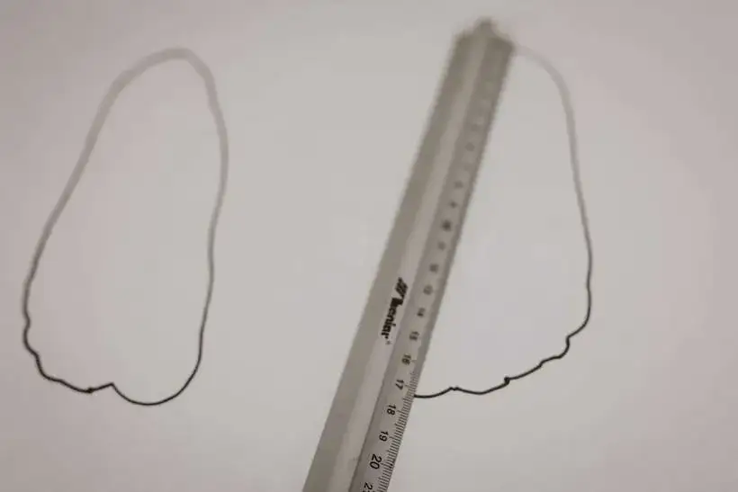 dziecko mierzące stopę na kartce papieru