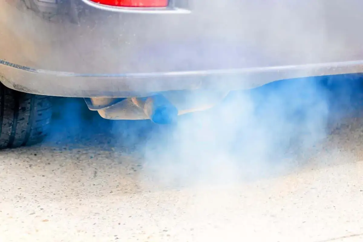 dym z rury wydechowej niebieski, dym spod maski