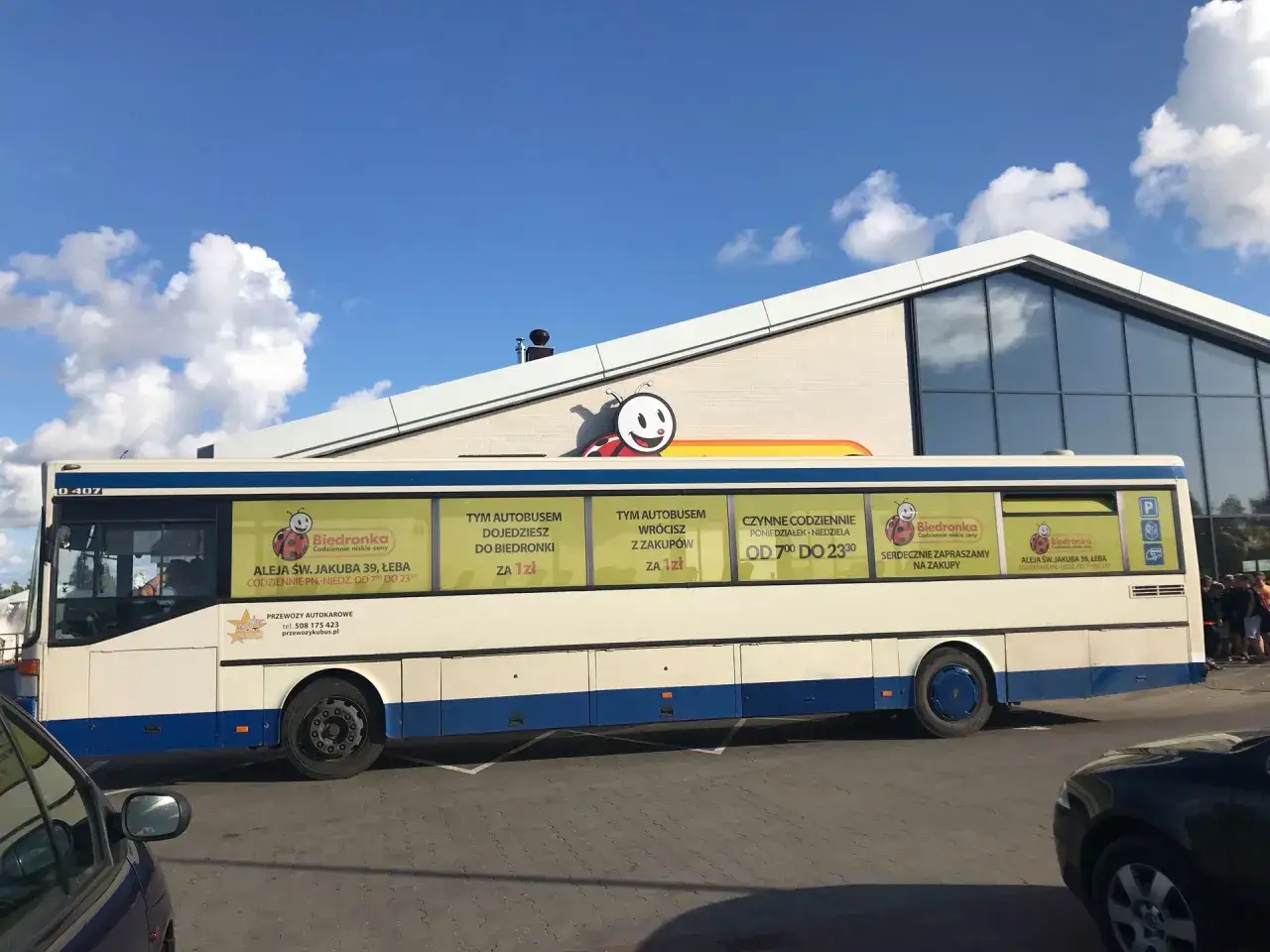 Autobus Biedronki z informacją 
