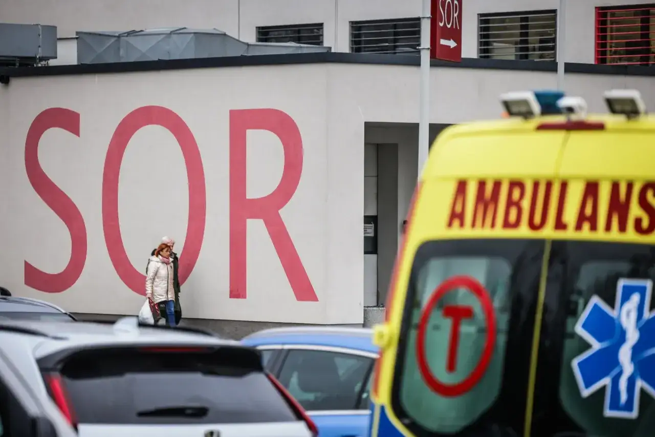 Przy SORze, gdzie pacjentka zastanawia się, czy lekarz na sorze może wystawić receptę na leki stałe, stoi ambulans.