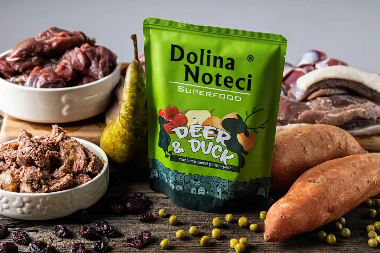 Dolina Noteci Superfood Deer & Duck &ndash; idealne, gdy zastanawiasz się, co gotować dla psa seniora. Mięso, bataty, gruszka.