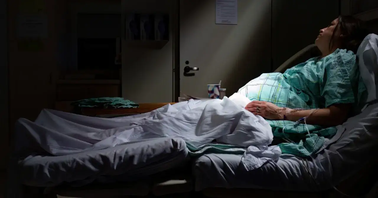 Kobieta w ciąży zaniepokojona, objawy poronienia zagrażającego