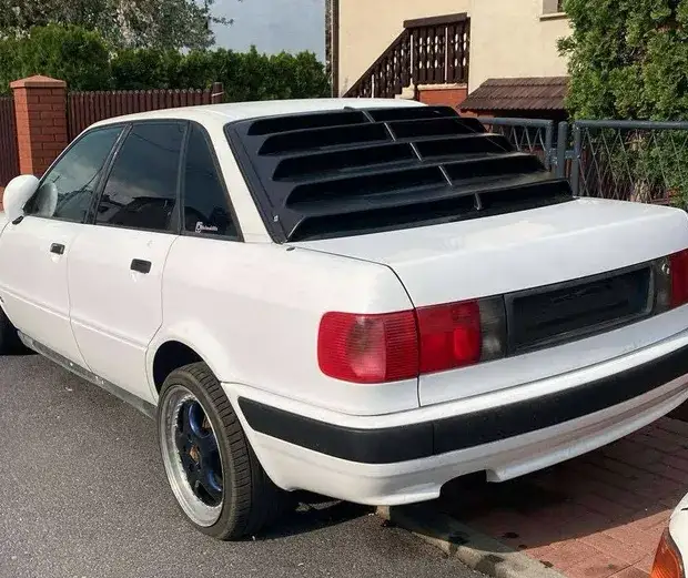 Audi 80 B4 sedan z spoilerem tylnej klapy