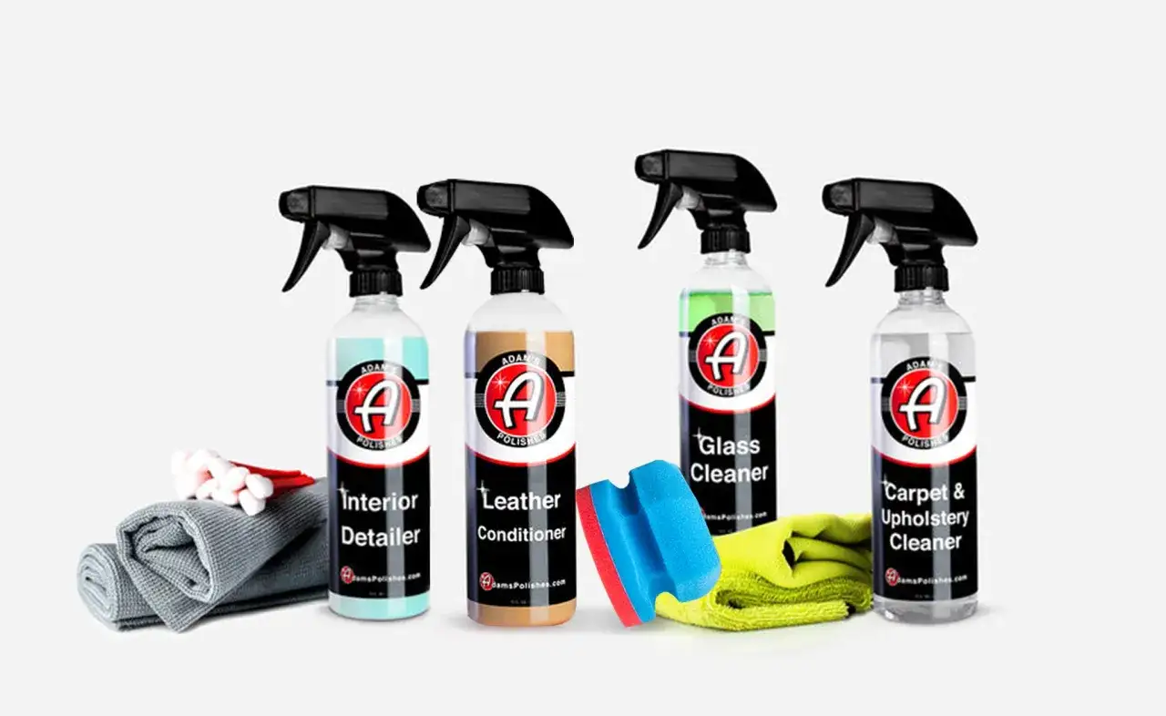 Zestaw do czyszczenia samochodu w środku: Interior Detailer, Leather Conditioner, Glass Cleaner, Carpet & Upholstery Cleaner, gąbka i mikrofibry.