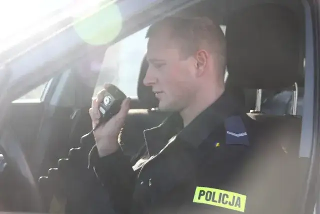 Policjant z alkomatem i nieletni