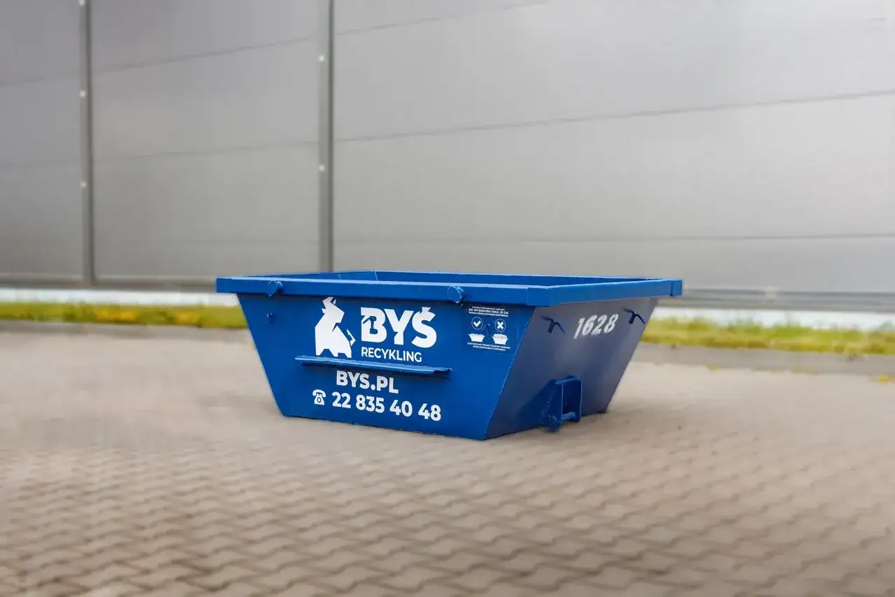 Niebieski kontener na odpady budowlane. Idealny, gdy zastanawiasz się, gdzie wyrzucić płyty gk.