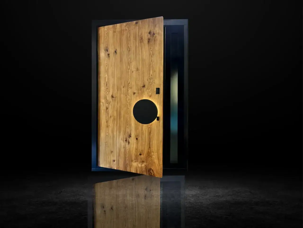 Nowoczesne wzory drzwi wewnętrznych drewnianych: lite drewno z okrągłym, czarnym elementem i dyskretnym podświetleniem.