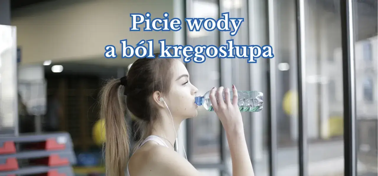 Dziewczyna pije wodę, by nawodnić krążki międzykręgowe i zapobiec bólowi kręgosłupa.