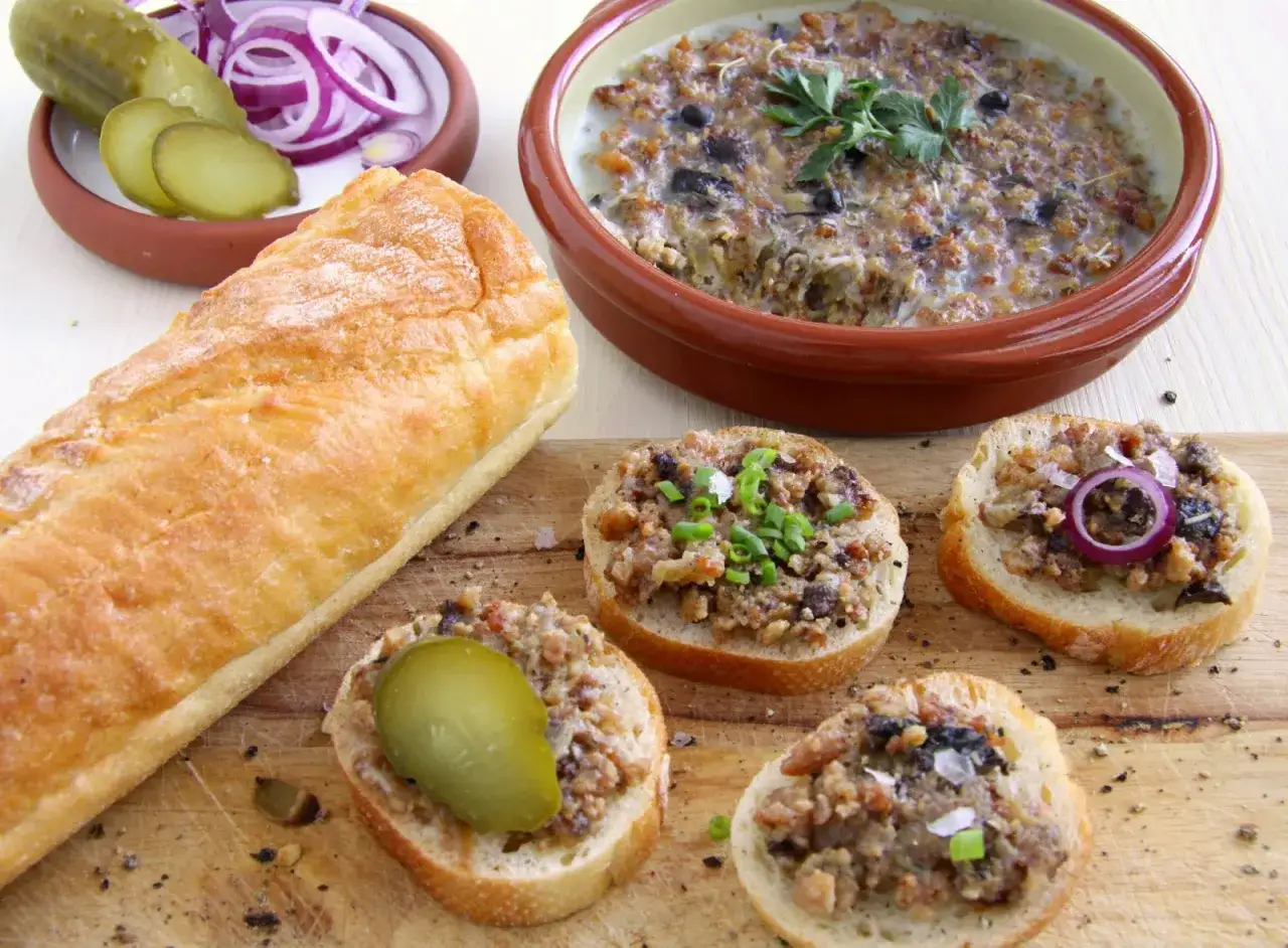 boczek zanurzony w smalcu w naczyniu żaroodpornym