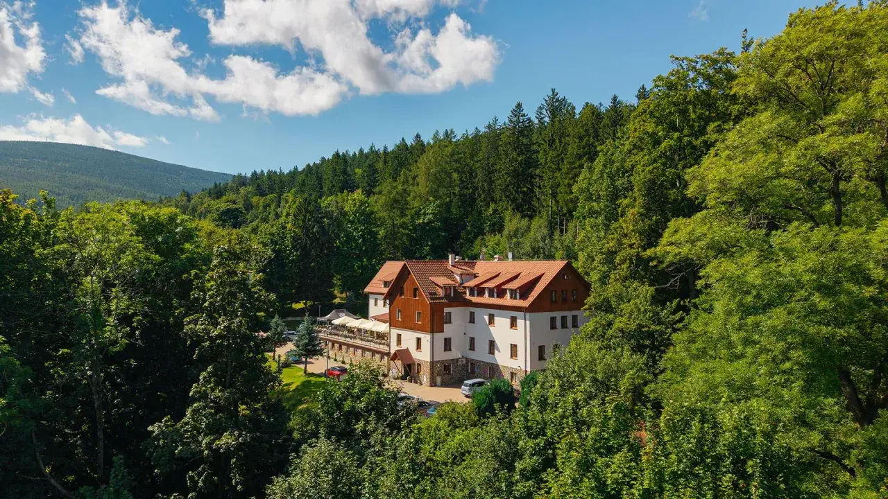 Hotel w otoczeniu zieleni, idealne miejsce, by dowiedzieć się, jak zrobic sobie przyjemność.