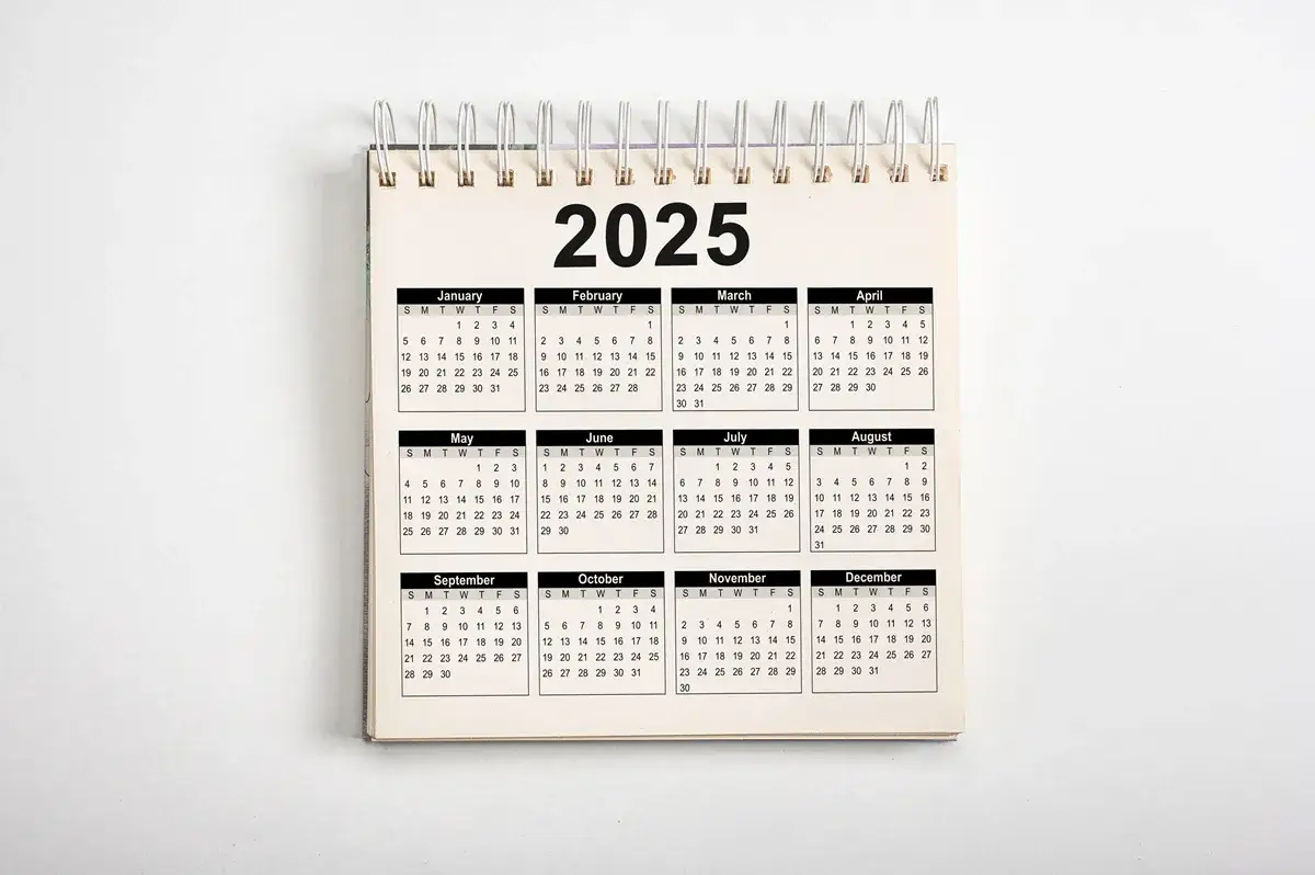 kalendarz 2025 z zaznaczonymi datami wypłat świadczeń