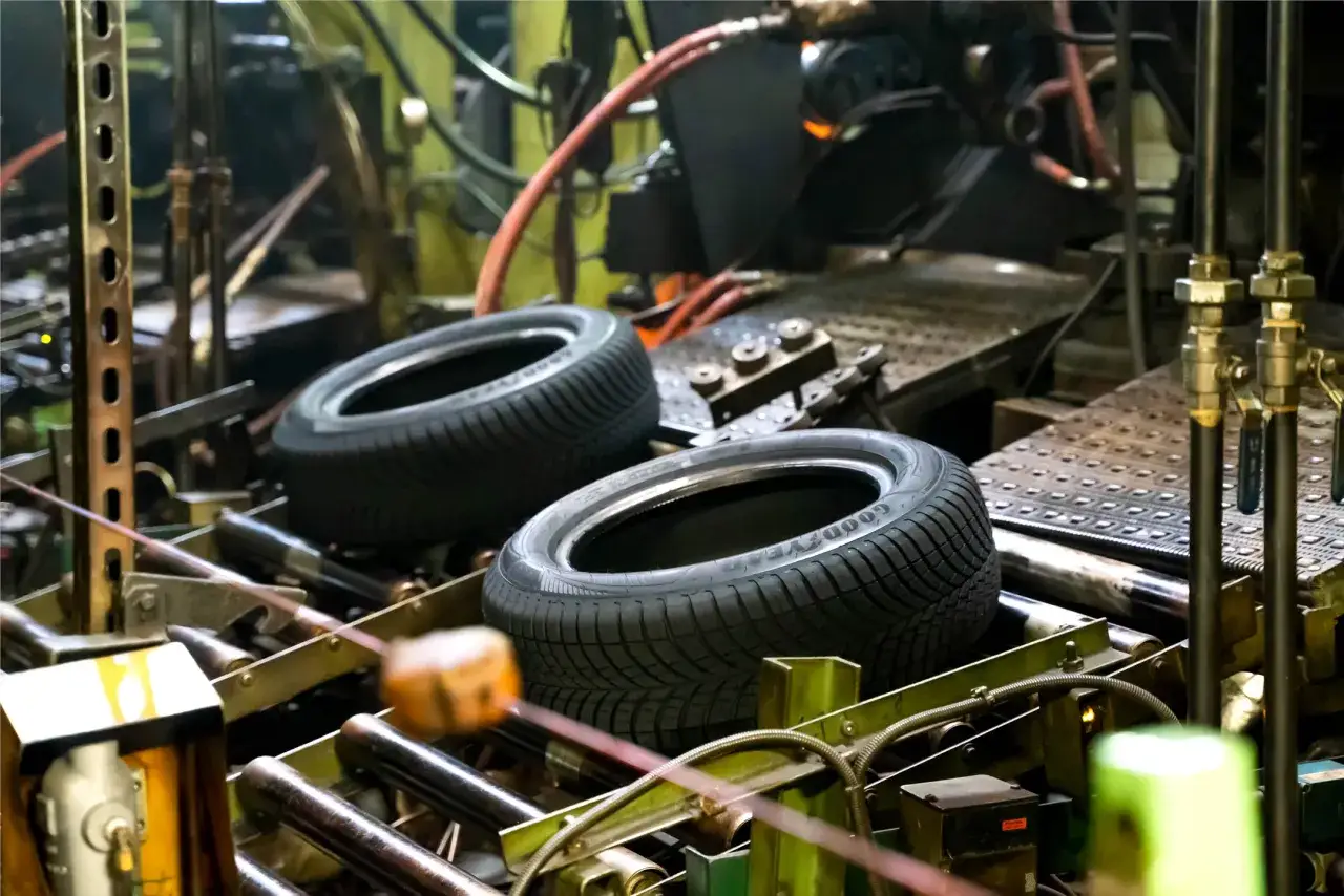 Opony Dębica powstają w fabryce. Dwa nowe koła leżą na linii produkcyjnej, gotowe do dalszej obróbki.