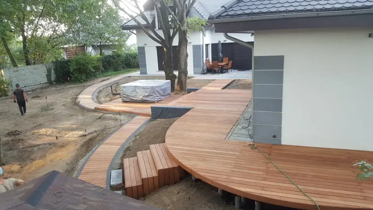 taras z drewna egzotycznego