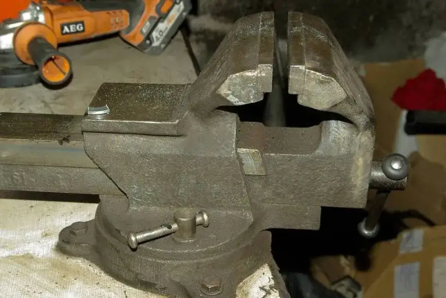 r&oacute;żne typy imadeł warsztatowych