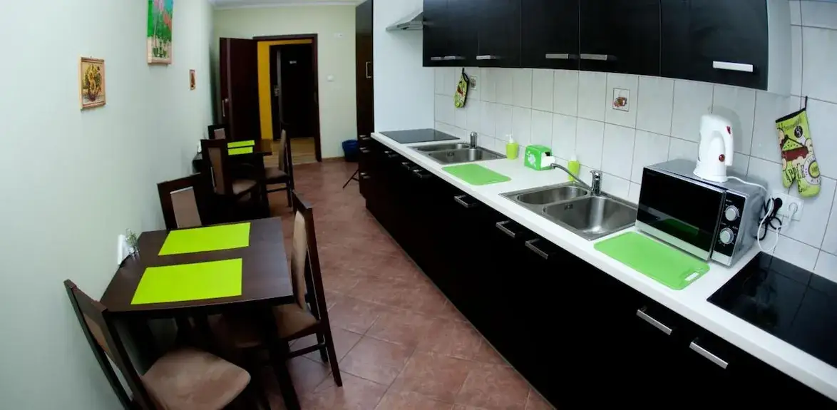 wspólna kuchnia i common room w hostelu