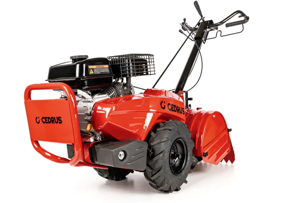 Czerwona glebogryzarka spalinowa Cedrus z dużymi kołami i logo marki, gotowa do pracy w ogrodzie.