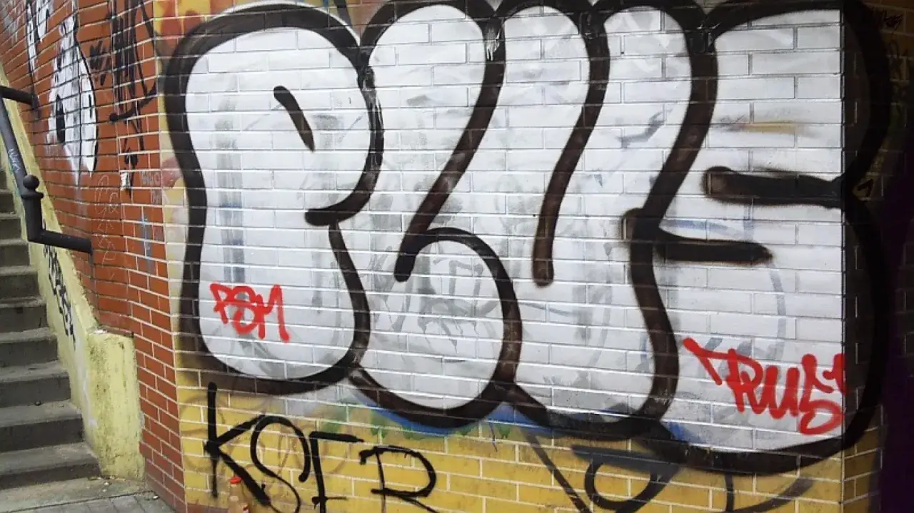 przykłady nielegalnego plakatowania i graffiti