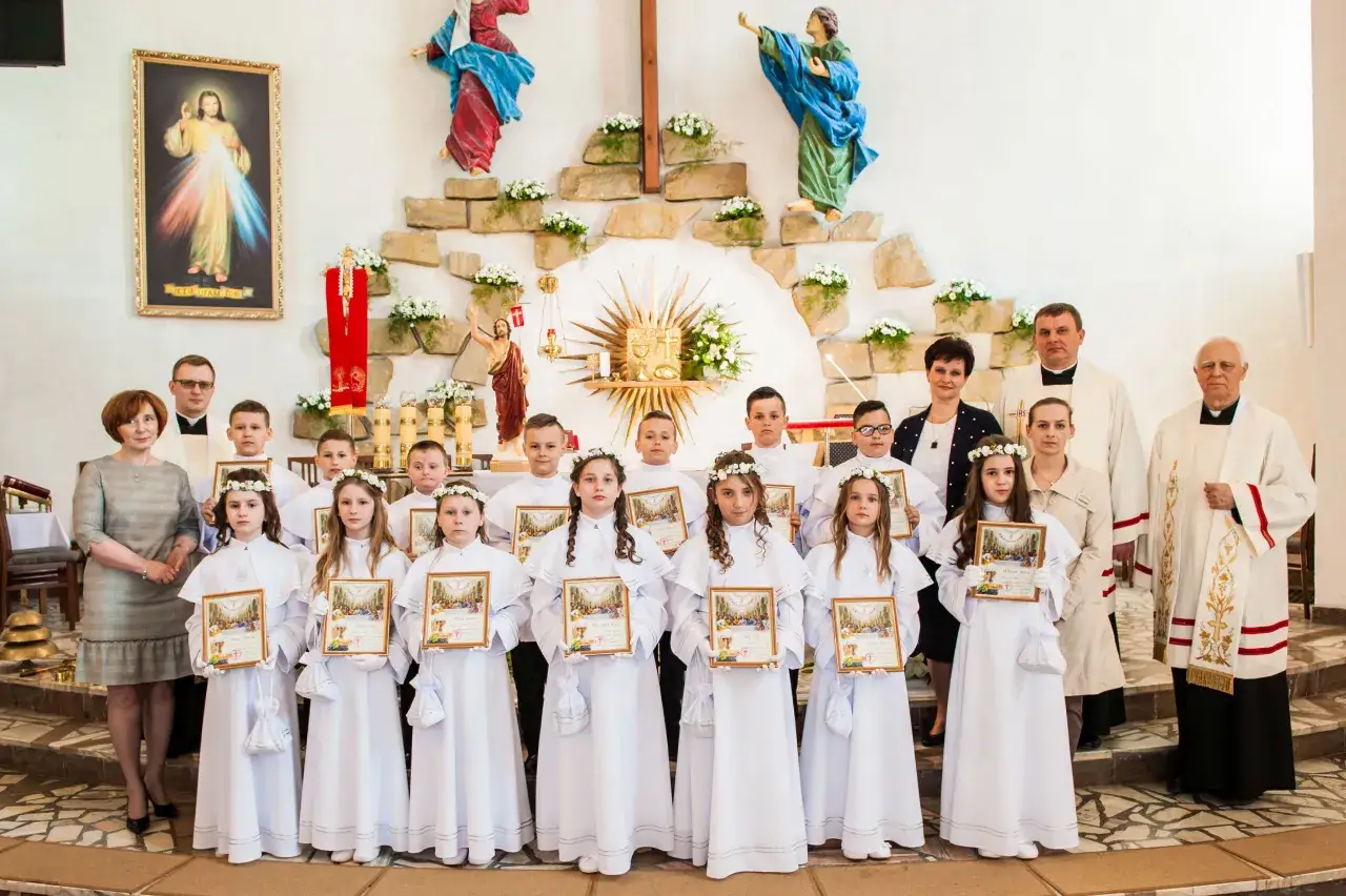 dzieci pierwsza komunia święta kości&oacute;ł