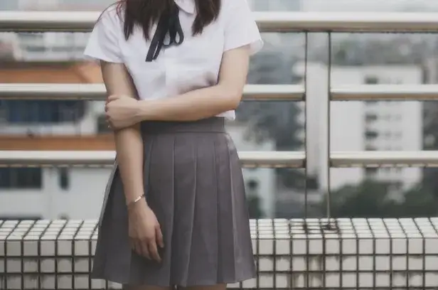 dodatki do szarej sp&oacute;dnicy