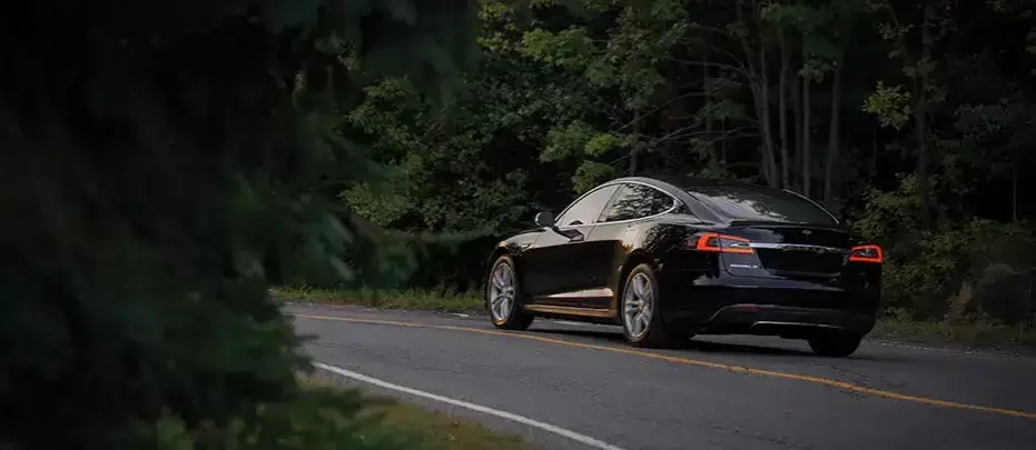 Kierowca Tesli stosujący eco-driving