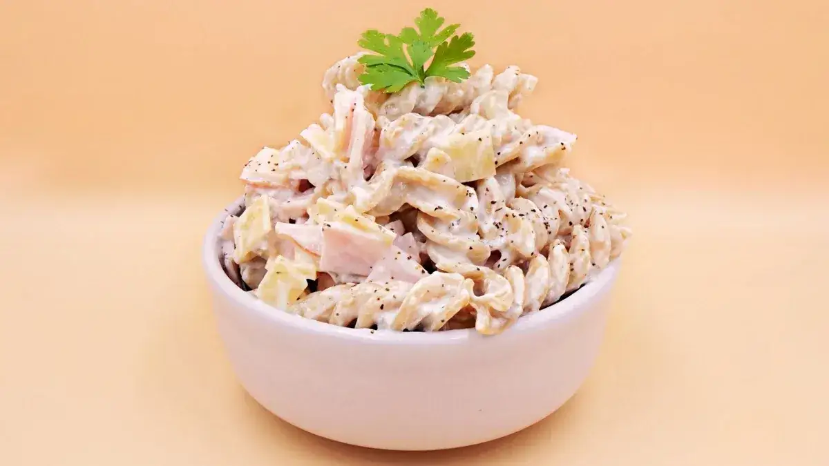 sałatka makaronowa z szynką polędwica sopocka