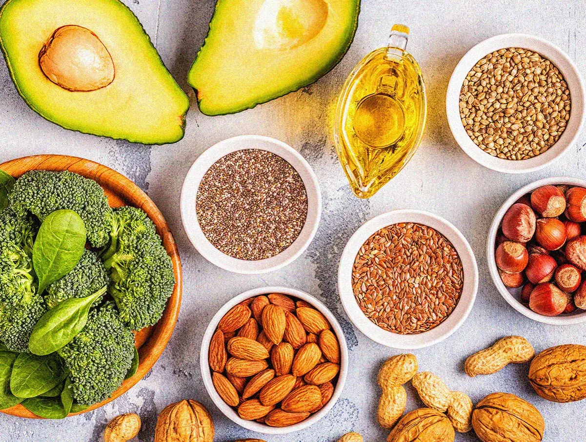 Awokado, brokuły, orzechy, nasiona i olej – oto bogactwo omega-6 w czym szukać.
