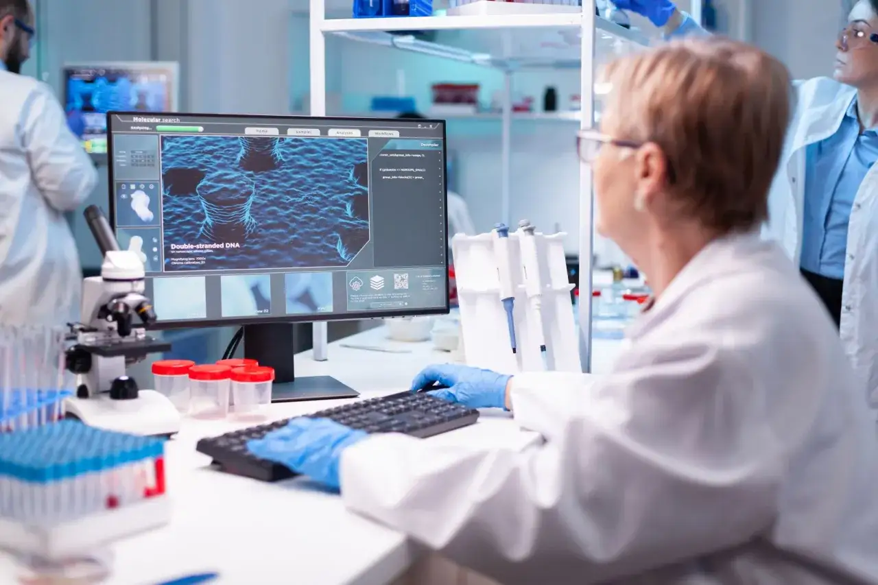 Naukowcy analizują DNA w laboratorium medycznym. Takie studia otwierają drzwi do fascynującej kariery.