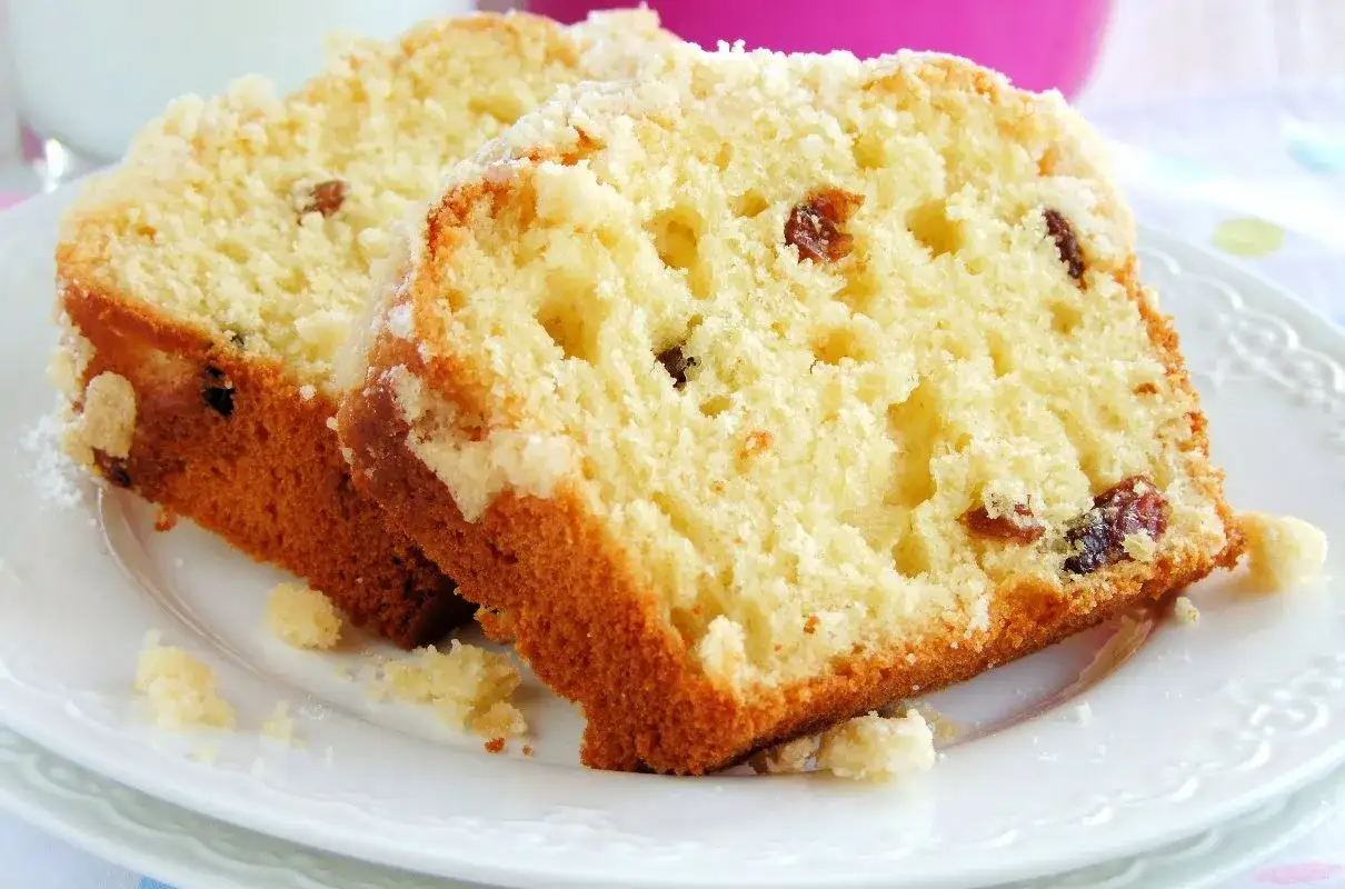 Pyszne ciasto drożdżowe bez zagniatania z rodzynkami, posypane kruszonką. Idealne na podwieczorek.