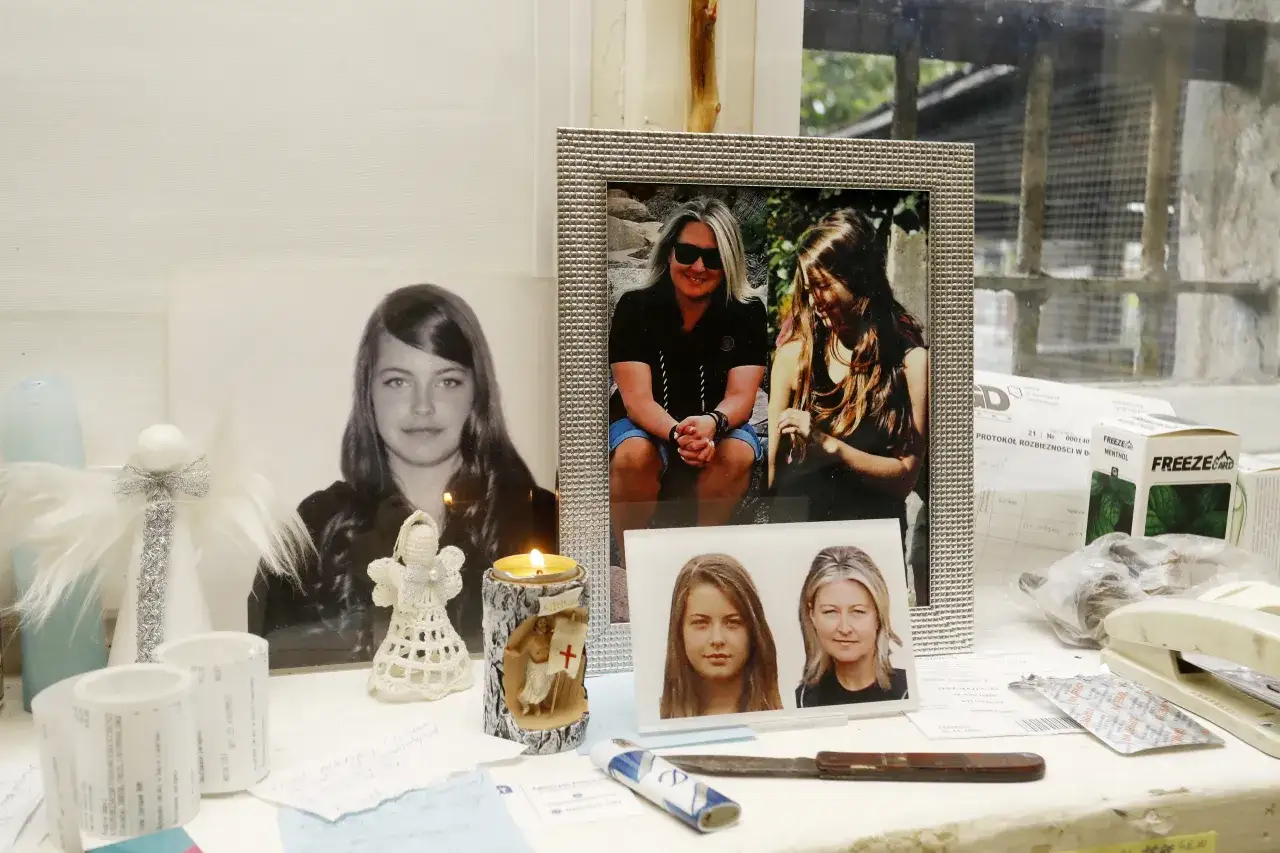 Na biurku Izabeli Strzałkowskiej zdjęcia, świeca, aniołek i dokumenty.
