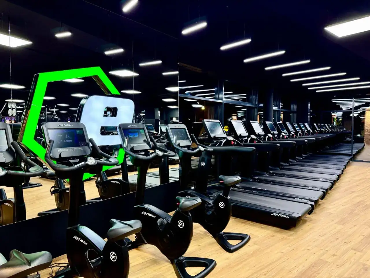 Wnętrze siłowni Total Fitness Ursynów, strefa kardio, strefa wolnych ciężarów