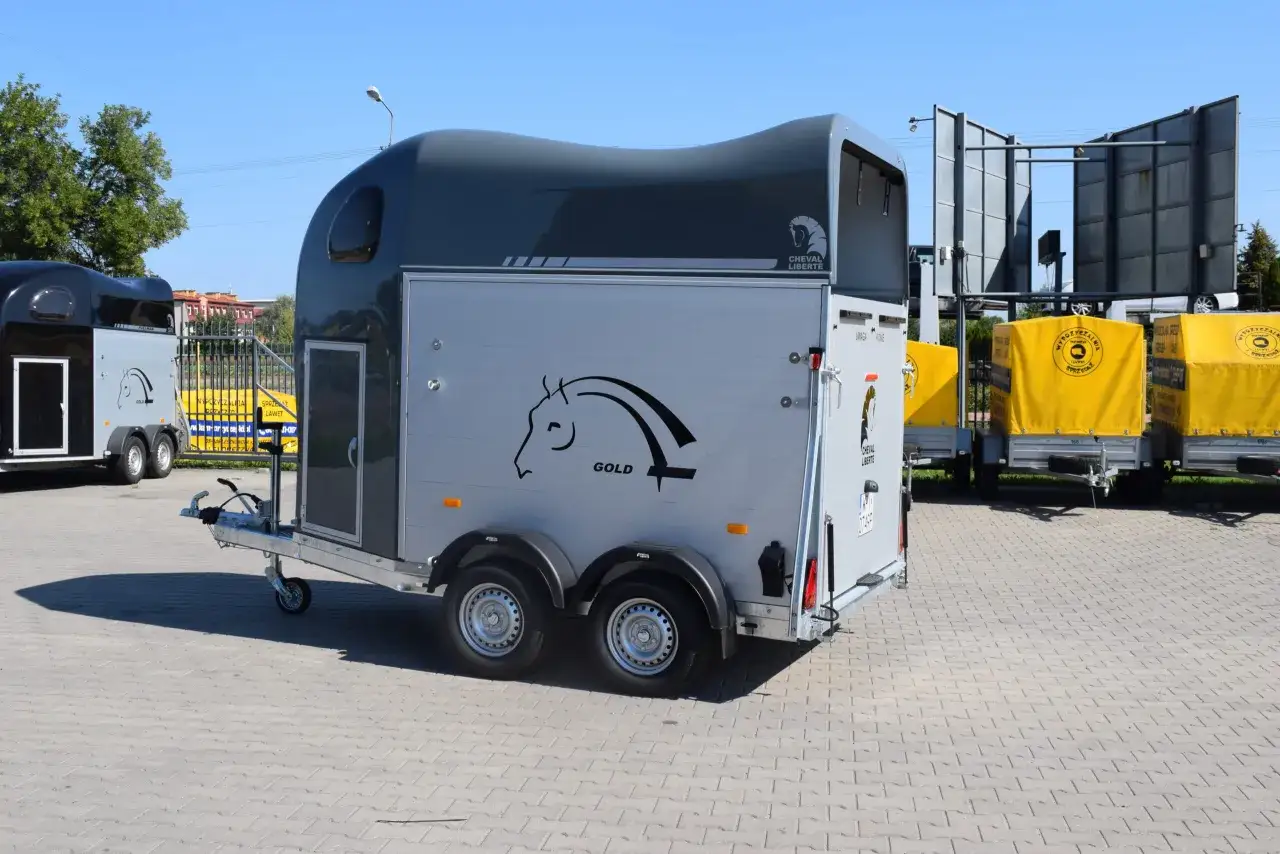 Nowa przyczepa do przewozu koni kat B, model GOLD, z logo CHEVAL LIBERTÉ. Idealna do transportu Twojego rumaka.