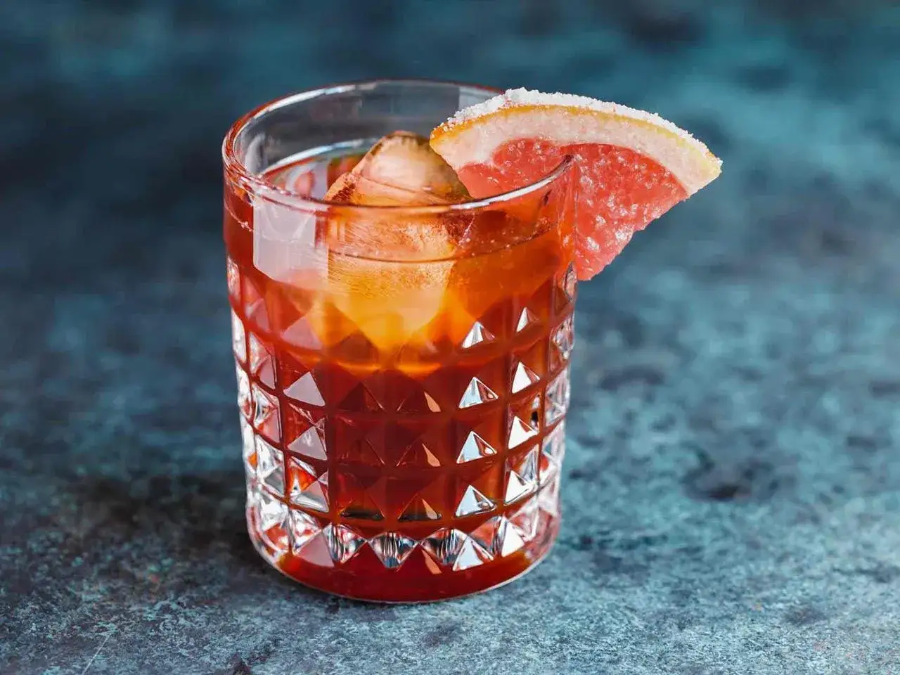 Czerwony koktajl z lodem i plasterkiem grejpfruta. Idealny pomysł, jagermeister z czym pić, gdy chcesz czegoś orzeźwiającego.