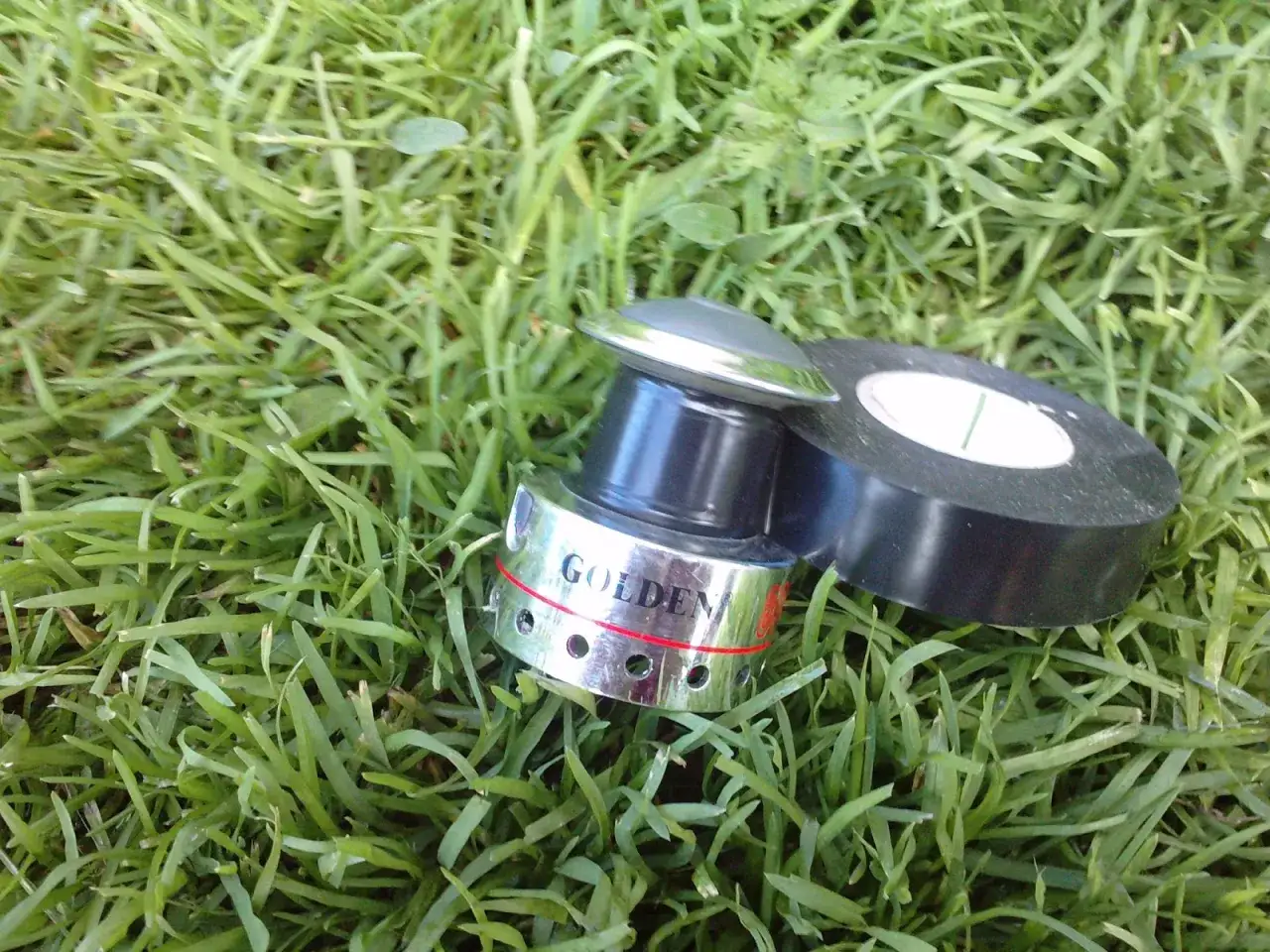 Węzeł zaciskowy do żyłki na szpuli