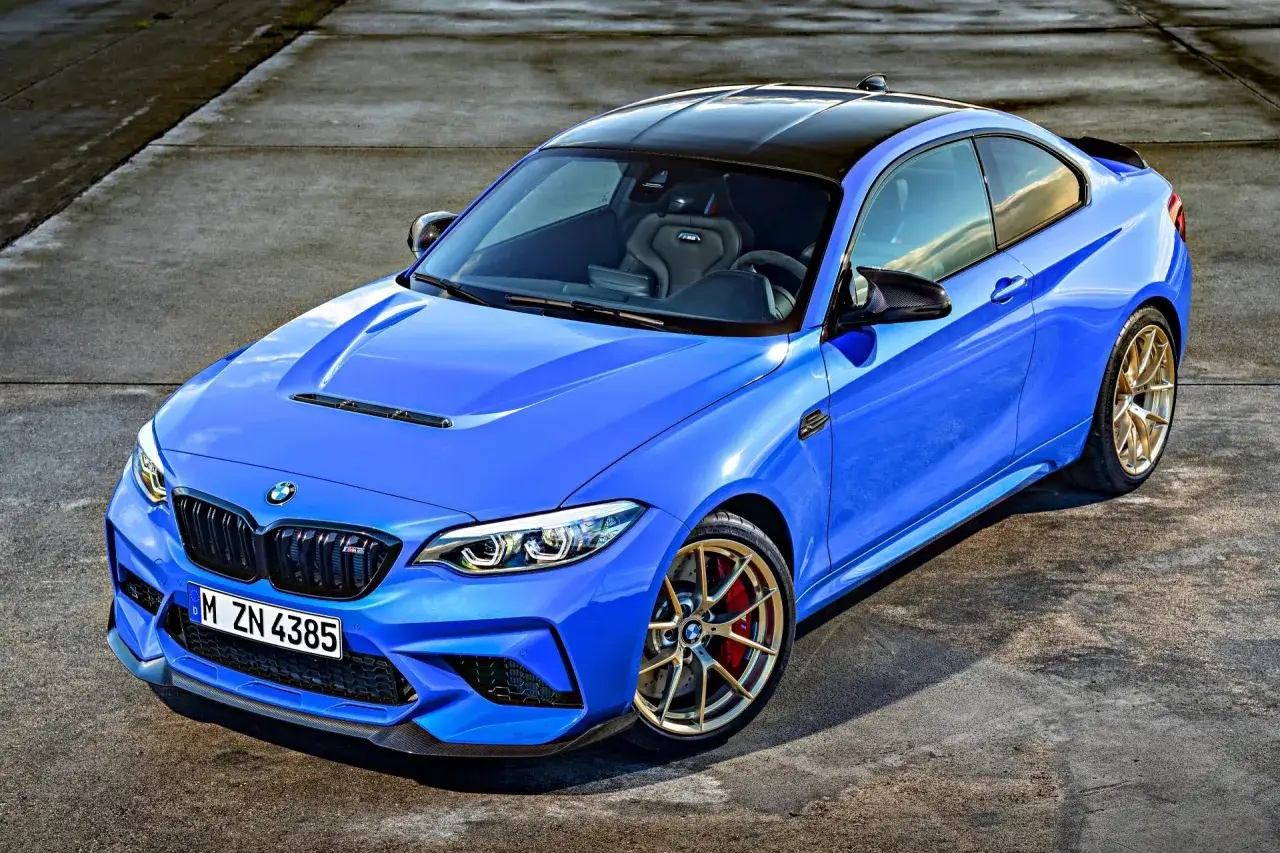 Niebieskie BMW M2 z złotymi felgami i sportowymi fotelami. Sprawdź aktualną bmw m2 cena i poczuj moc!