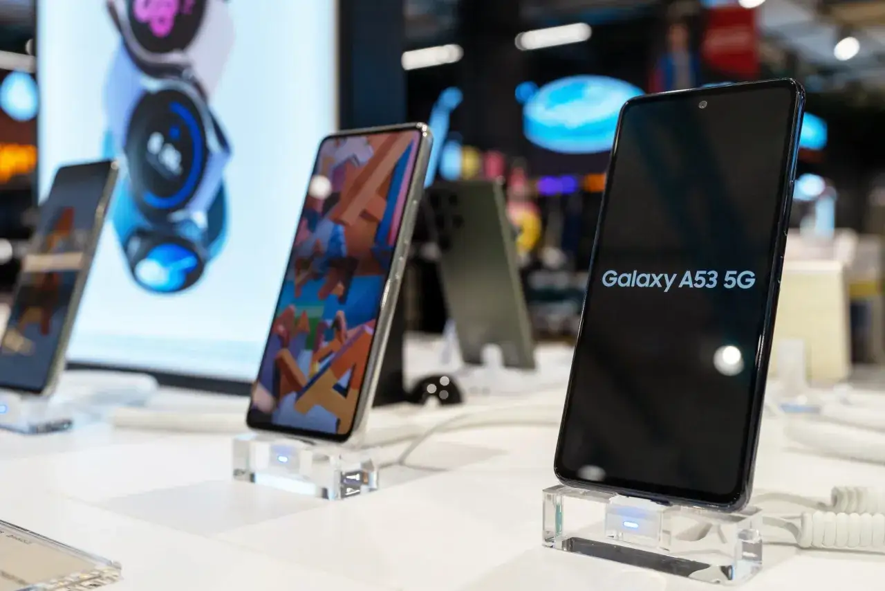 Nowoczesne telefony, jak Galaxy A53 5G, oferują funkcje AI. Dowiedz się, jak włączyć sztuczną inteligencję w telefonie, by ułatwić sobie życie.