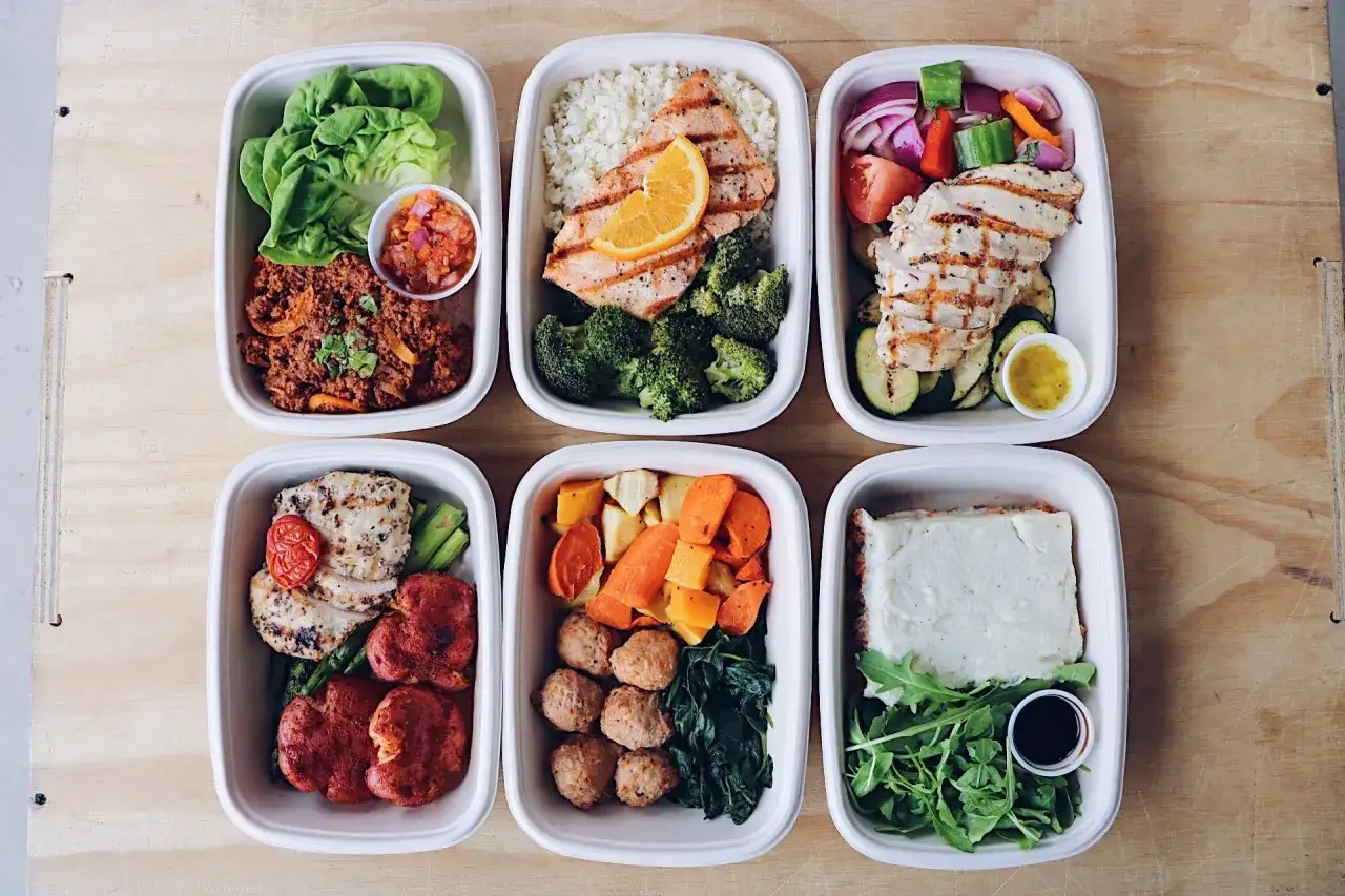 Sześć pojemnik&oacute;w z posiłkami, kt&oacute;re mogą stanowić dietę pudełkową przeciwzapalną: ryba, kurczak, mięso mielone, klopsiki, warzywa i puree.