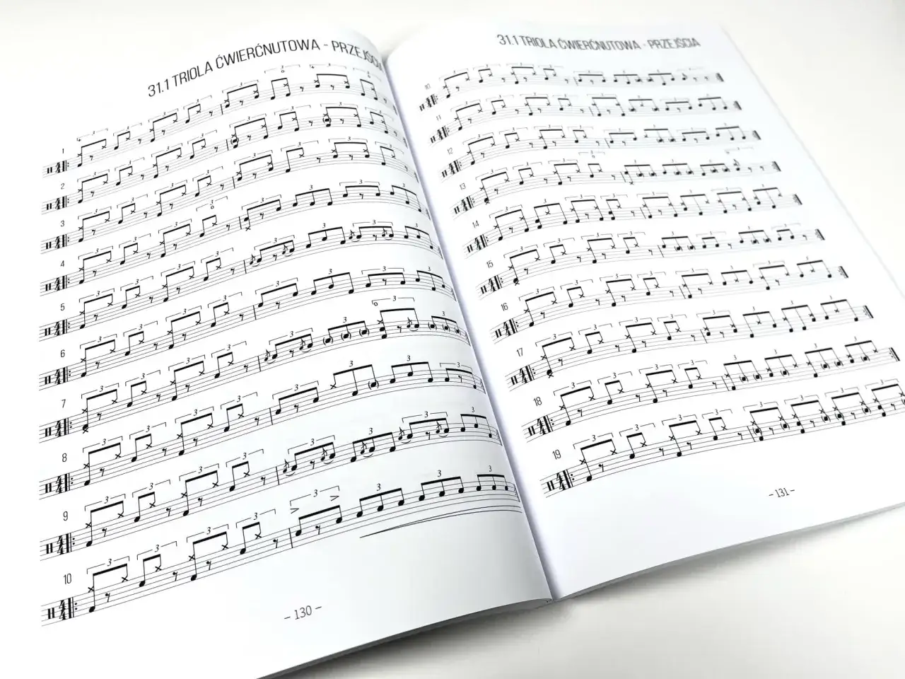 Strony z podręcznika muzyki ukazujące zapis nutowy ćwiczeń z triolą ćwierćnutową.