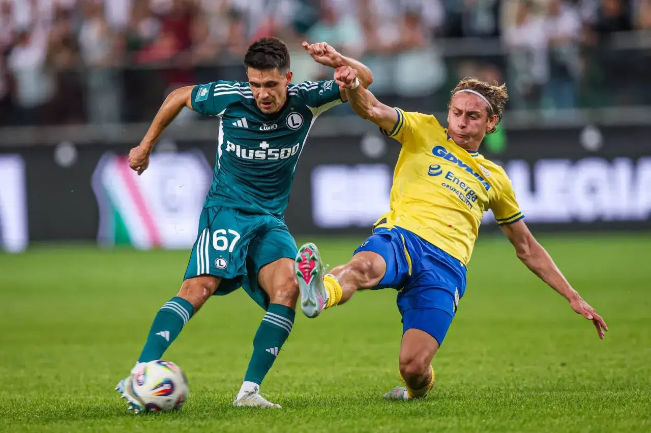 Piłkarze walczą o piłkę na boisku. Kto pokaże ekstraklasę w tym meczu?