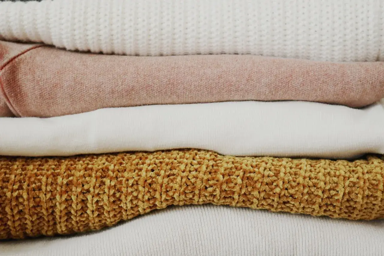 składanie bluzy w kostkę krok po kroku