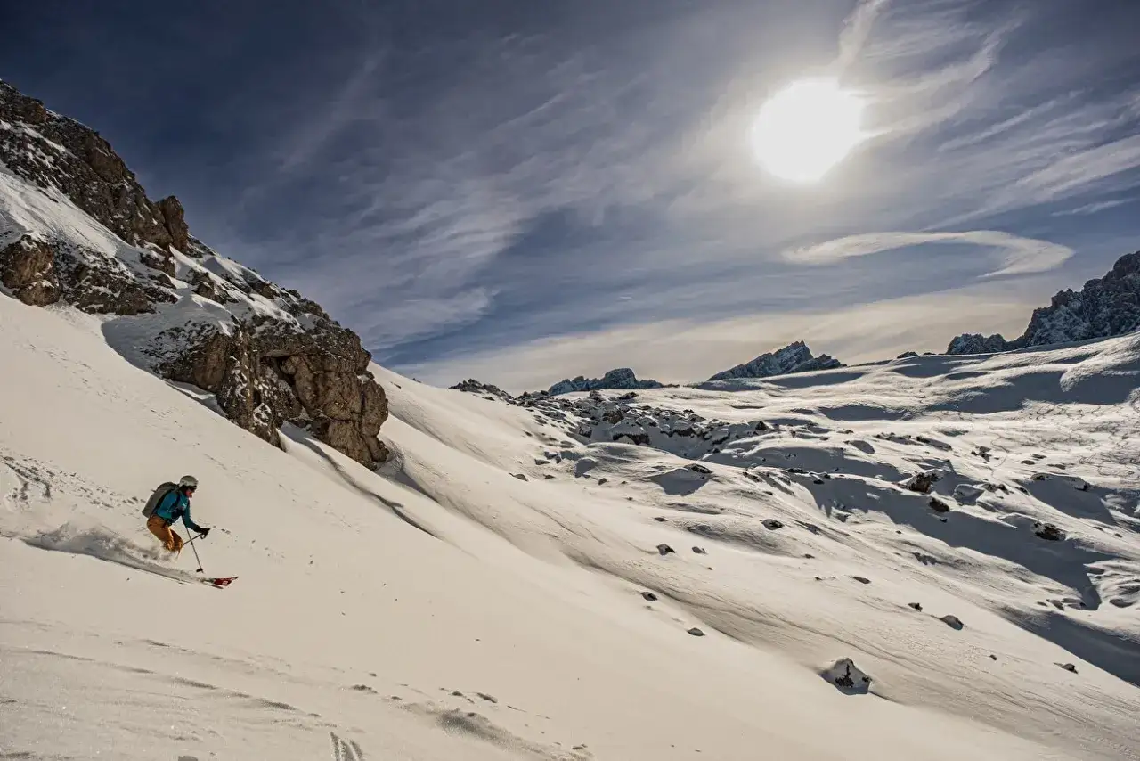 effetto del vento sulla neve versante montagna