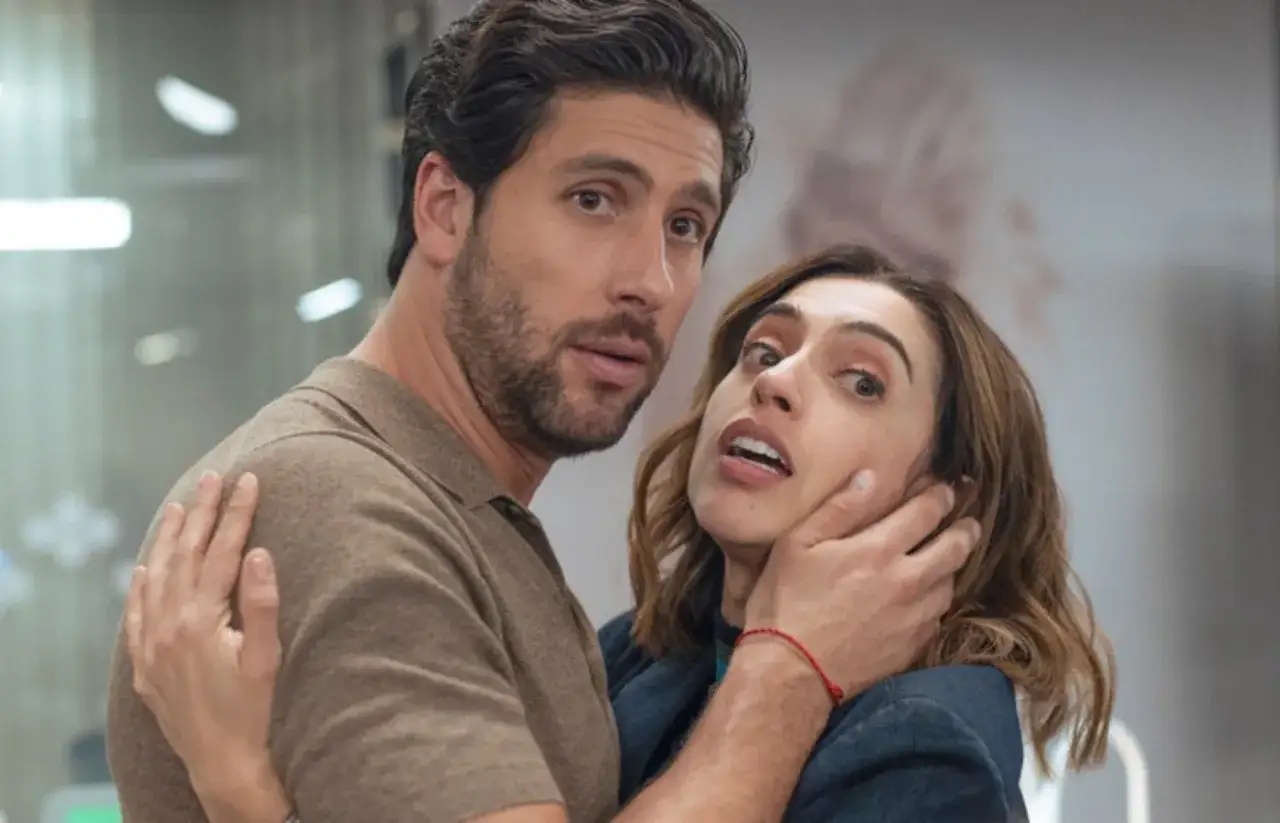 Zakochałam się w szefie. Jego dłoń na mojej twarzy, spojrzenie pełne emocji. Czy to początek zakazanej miłości?