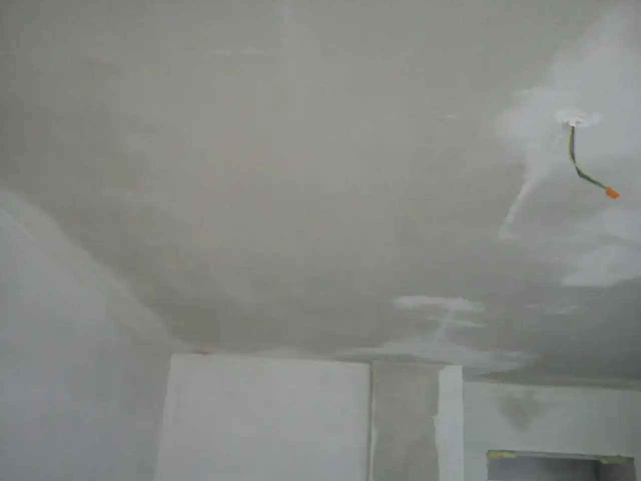 proces schnięcia tynku gipsowego ściana