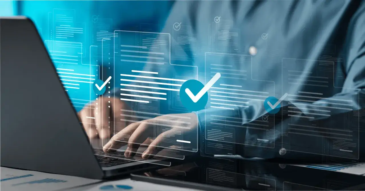 Ręce na klawiaturze laptopa, nad nimi wirtualne dokumenty z zaznaczeniami. Szukasz informacji, jak wyłączyć tryb AI w wyszukiwarce Google?