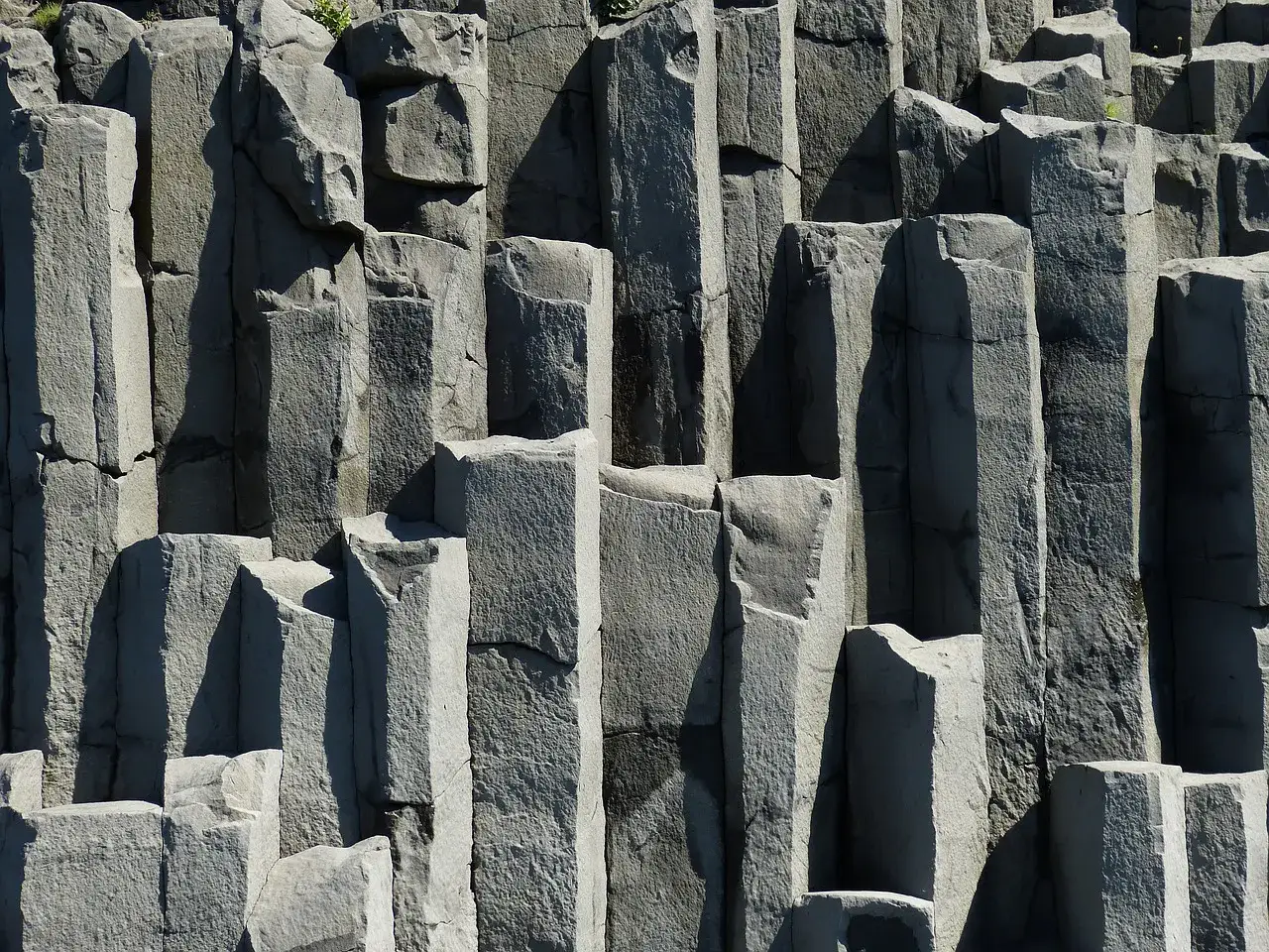 Słupy bazaltowe tworzą naturalną, geometryczną ścianę.