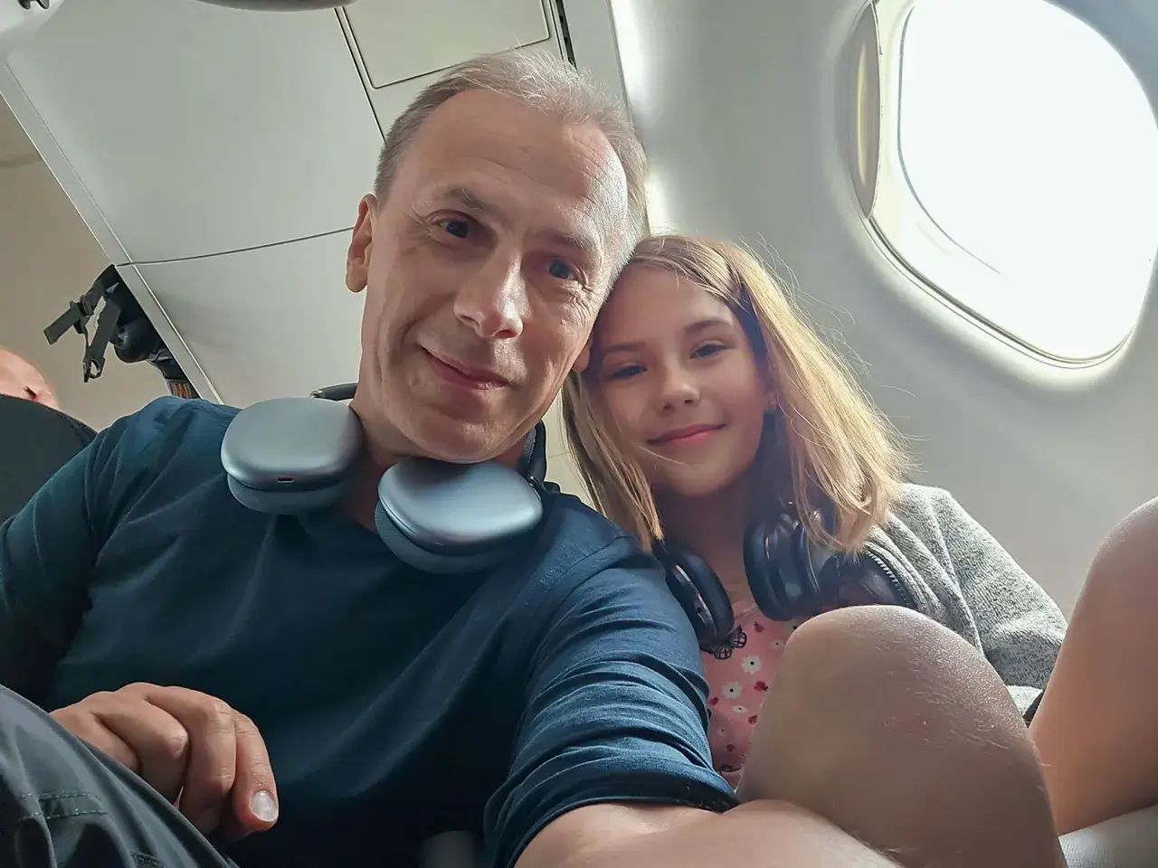Rodzice sprawdzający dokumenty przed podr&oacute;żą