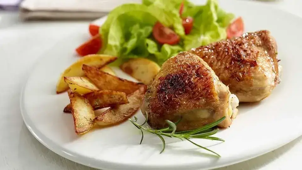 soczyste udka z kurczaka na talerzu