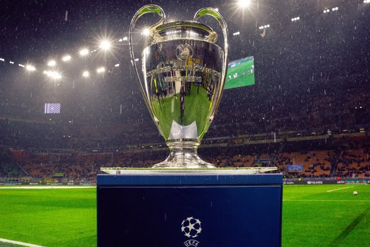 Trofeum Ligi Mistrzów błyszczy na tle deszczowego stadionu. Marzenie każdego piłkarza, kiedy liga mistrzów.