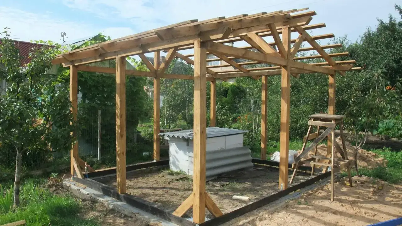 Porównanie drewna na stół ogrodowy