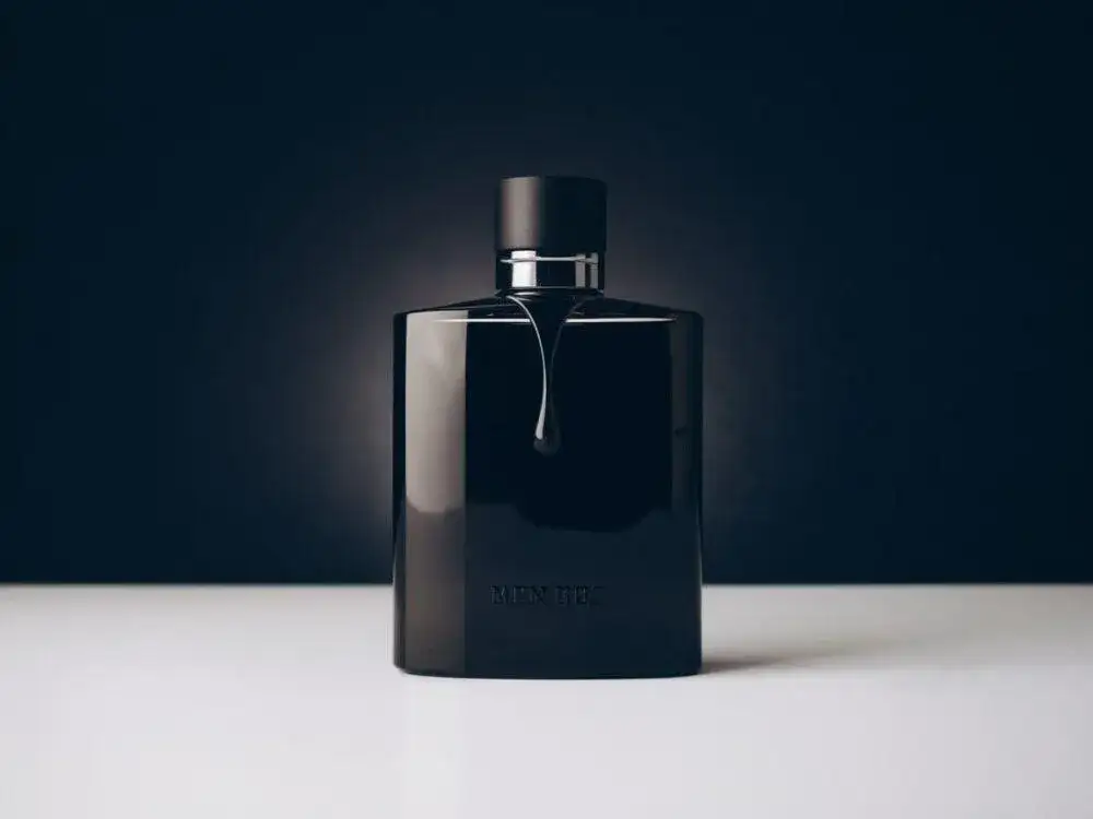 flakony różnych perfum męskich na eleganckim tle