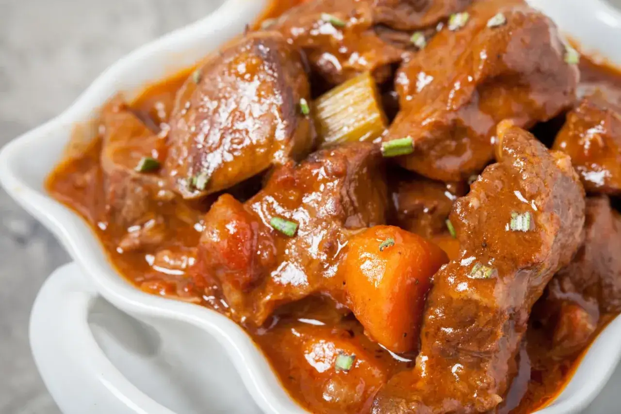 Gulasz wołowy w sosie, który rozpływa się w ustach. Idealny czas duszenia wołowiny na gulasz to klucz do sukcesu.
